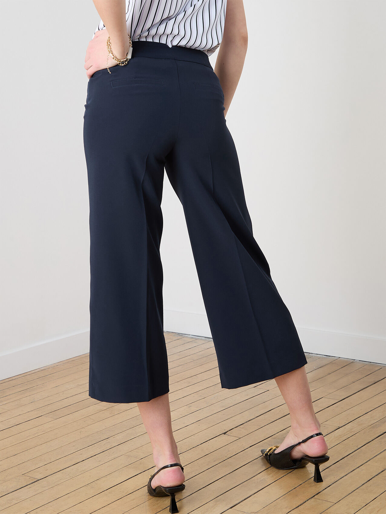 Basic cropped pants store
